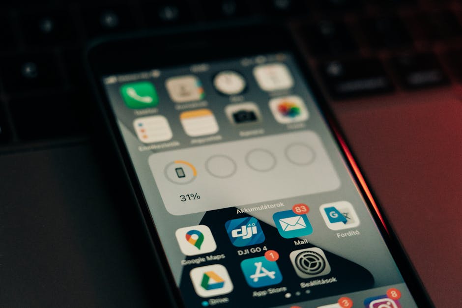 Imagem de um celular com alerta de vírus